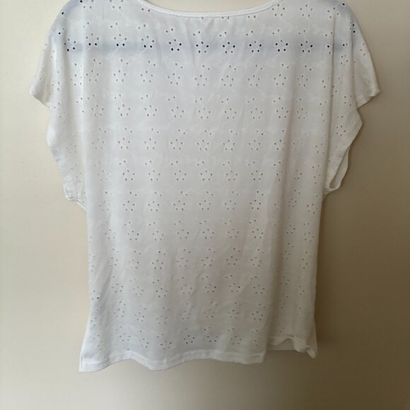 White eyelet pull on blouse, size XL.  Perfect for summer! - Picture 3 of 5